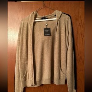 Charter club cashmere sweater
Size XS. Runs a little big!
New with tags